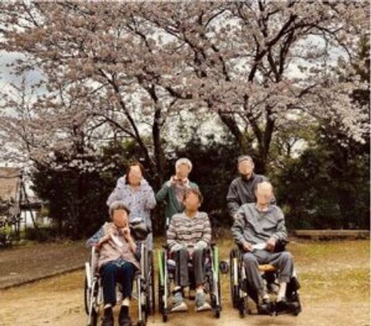 穏やかな中庭で過ごす人々