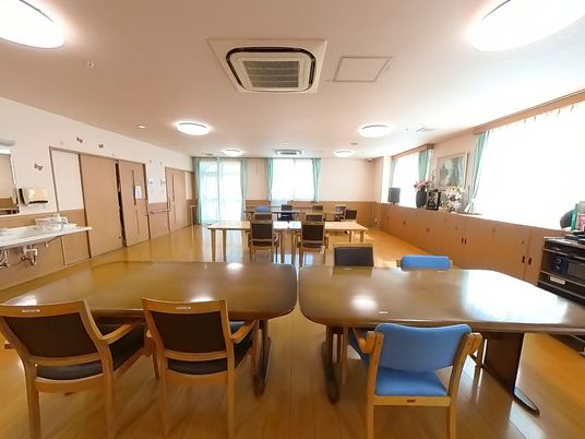 明るいテーブルエリア