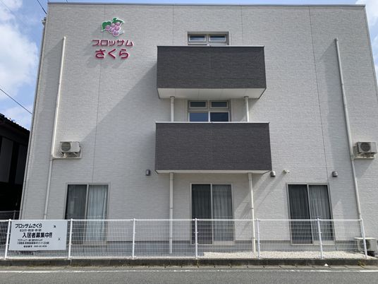 白い外壁の建物の外観