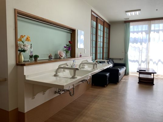 明るい洗面台のある空間