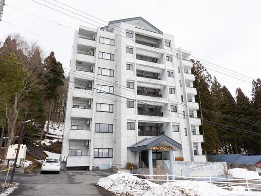 白い建物と雪景色