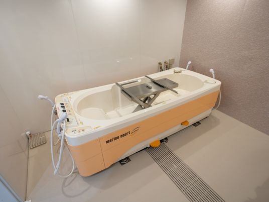 高機能な浴槽の浴室