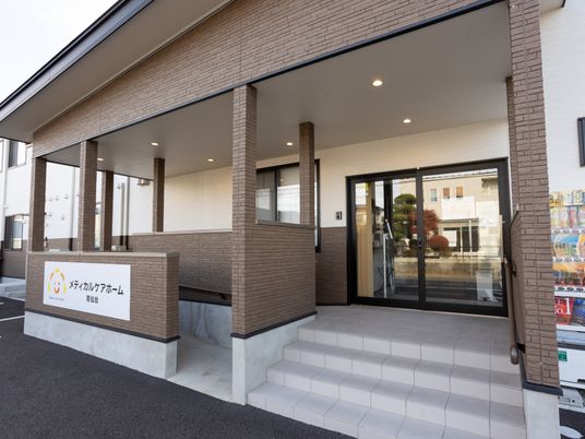 清潔なエントランスの施設