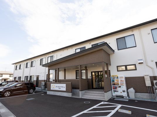 活気のある施設エントランス