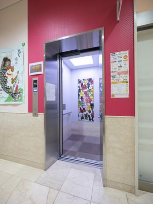 明るいエレベーター前  