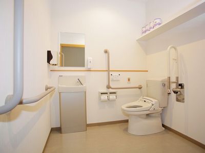 バリアフリー設計の洗面台とトイレ