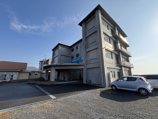 車が停まる建物外観