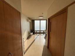 ** 自然光が差し込む居室