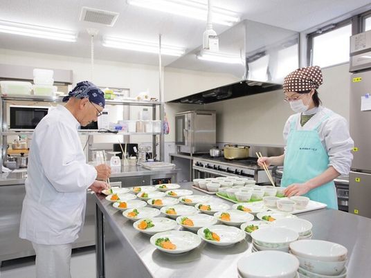 調理スタッフと食事準備