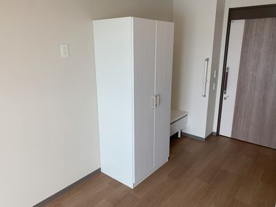 立てられた白いクローゼット