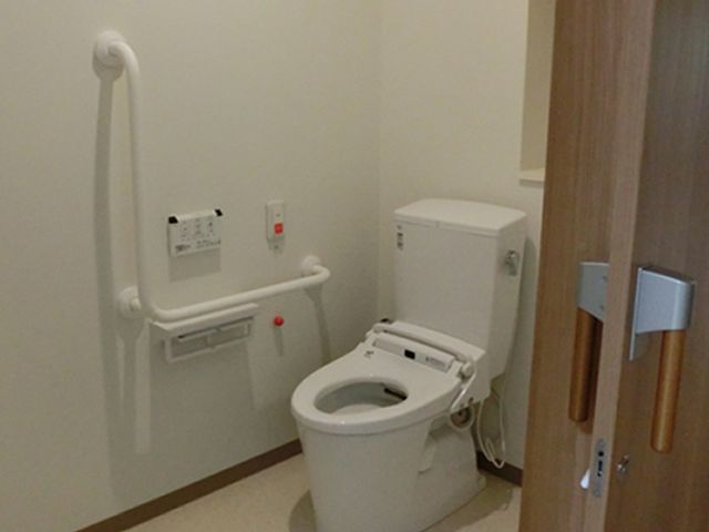 設備充実のトイレ トイレ 介護職の職場環境として、清潔感あるトイレ設備が整っています。