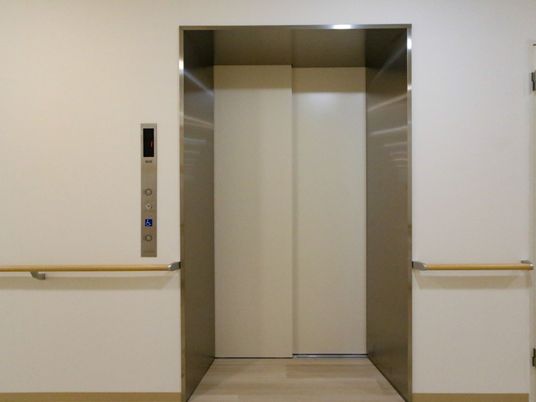 手すり付きエレベーター入口