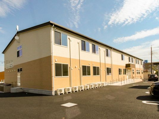 明るい外観の建物