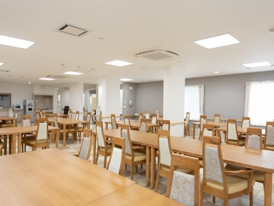 広々とした明るい食堂