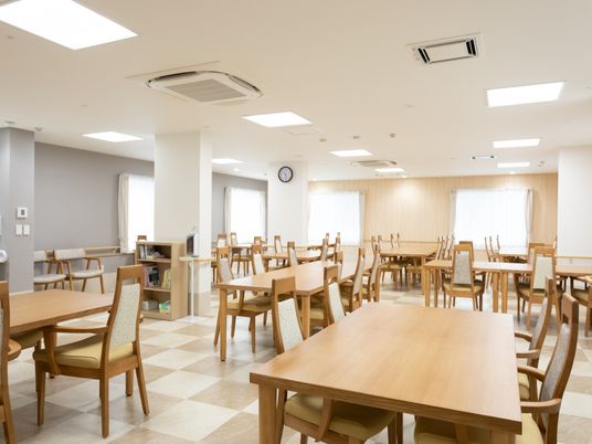 広々とした明るい食堂
