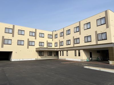 明るい外観のモダンな建物