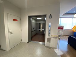 明るい廊下とエレベーター