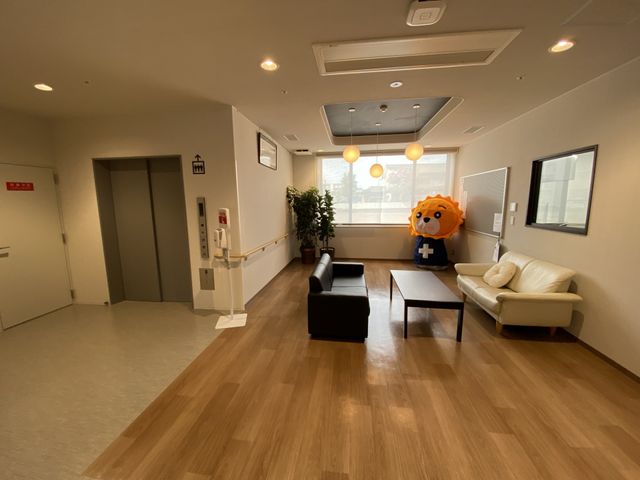 ロビーの快適な待合室 ロビー ゆったりとしたソファが設えられた待合室は、柔らかな照明で落ち着いた雰囲気を提供します。また、キャラクターの大きなぬいぐるみがあり、訪れる方々に和やかな印象を与えます。