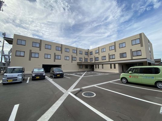 広々とした施設の外観