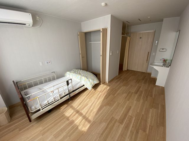 明るい居室の一角 居室 広々とした居室は、自然光が差し込み温もりを感じます。ゆったりとした時間が流れる環境でケアのお仕事に取り組めます。