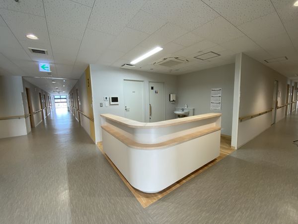 清潔感のある廊下とフロント
