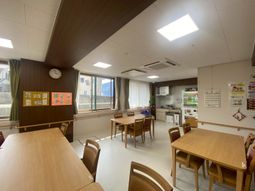 日差しが差し込む食堂