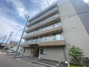 5階建てらしき建物の外観