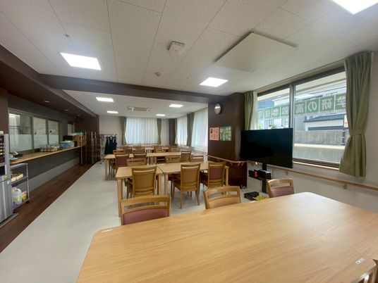 大きな窓のある食堂