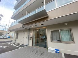 3階建ての建物外観