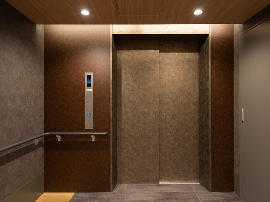 シンプルなエレベーター前