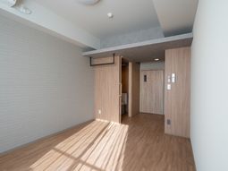 明るい木目調の居室