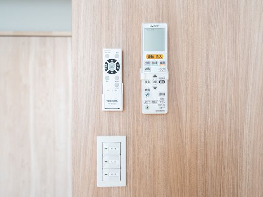 エアコンのリモコンとスイッチ