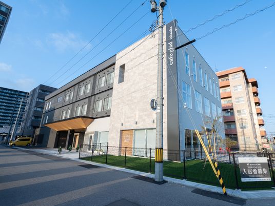 建物外観と看板