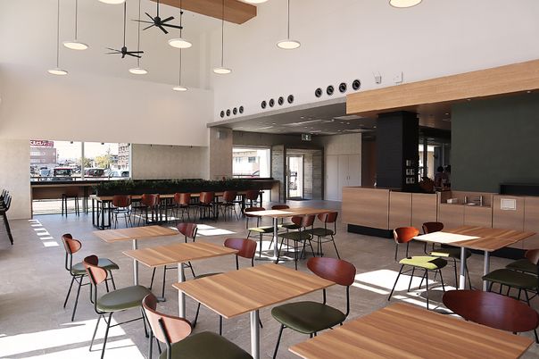 開放感ある明るい食堂