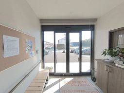 エントランスの明るい様子