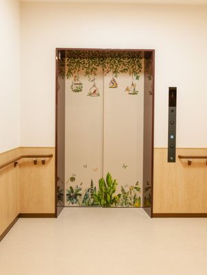 装飾的なエレベーターの扉