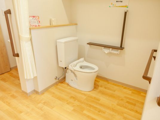 バリアフリー設計のトイレ