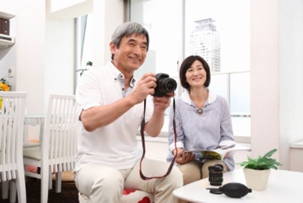 笑顔でカメラを持つ人