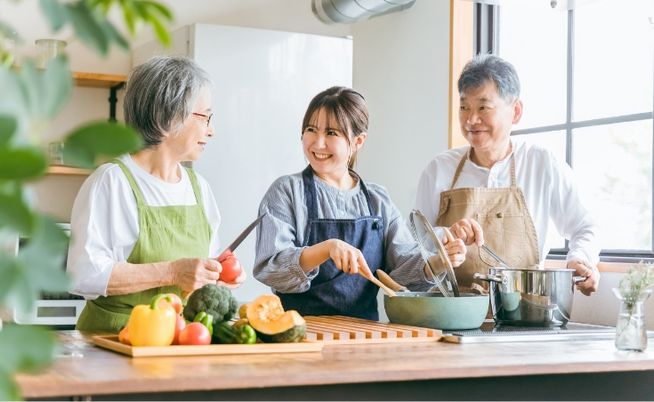 笑顔で料理する人たち