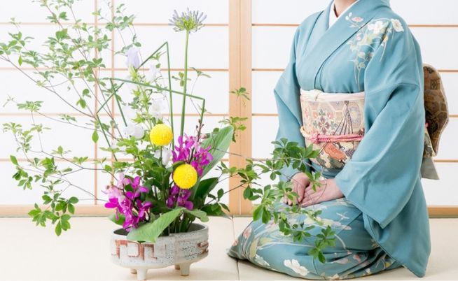 和装をした女性と花