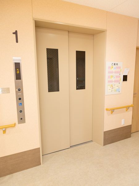 広々としたエレベーター