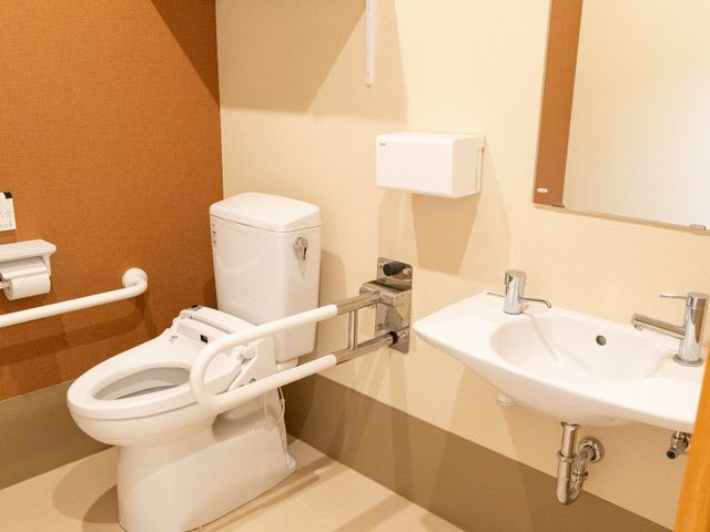 バリアフリー設計のトイレ トイレ 手すりが設置された清潔なトイレです。安心して日々の生活をお送りいただける空間となっています。