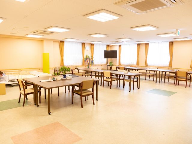 居心地の良いダイニング ダイニングルーム 広々とした明るいダイニングで、ゆったりとした食事の時間をお過ごしいただけます。