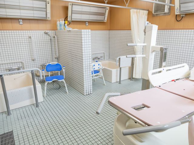 ゆったりした浴室空間 浴室 広々とした清潔感あふれる浴室です。安心してご利用いただける手すりやシートが完備されています。