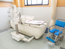 バリアフリー設計の浴室