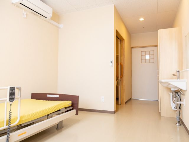居室の様子 居室 広々とした明るい個室です。必要な備品が整い、快適な日々を送ることができます。