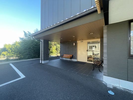 明るいエントランス外観  