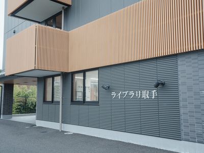 清潔感あるエントランスの外観