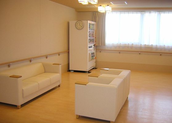 明るい共有リビング空間