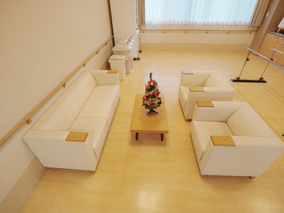 明るいラウンジの空間